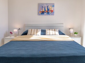 2 habitaciones y tabla de planchar con plancha