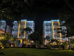 Vista frontal de la propiedad