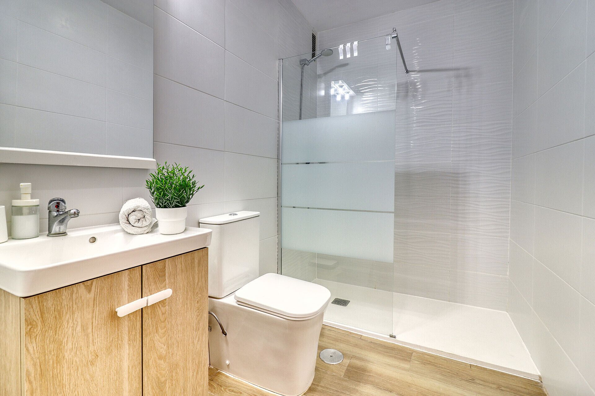 Een douche, een haardroger, handdoeken