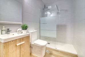 Een douche, een haardroger, handdoeken