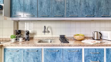 Fridge, microwave, oven, coffee/tea maker