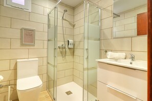 Ducha, secador de pelo y toallas