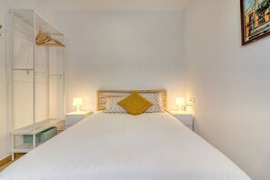 5 chambres, coffre-fort, fer et planche à repasser