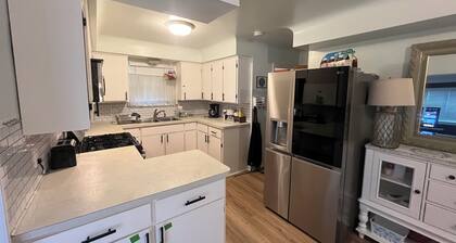 Charming 3-bedroom house with WiFi, AC in serene Clinton Township