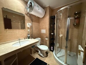 Douche, sèche-cheveux, serviettes fournies, savon