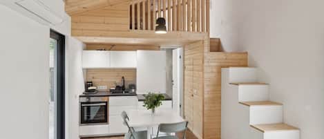 Fridge, oven, stovetop, electric kettle