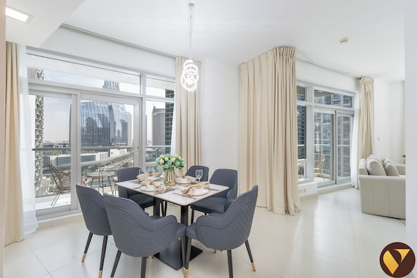 Appartement luxueux, vue sur la ville | Repas dans la chambre