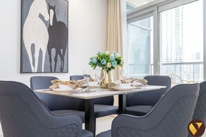 Apartamento de lujo, vistas a la ciudad | Servicio de comidas en la habitación