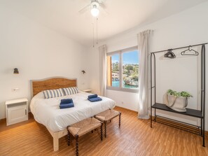 2 bedrooms, desk, Internet