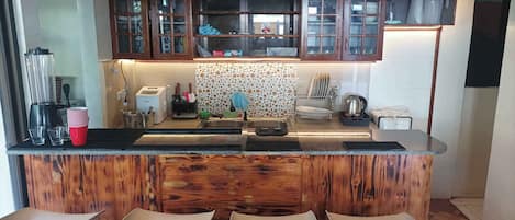 Refrigerador, microondas, parrilla de estufa y cafetera y tetera