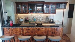 Réfrigérateur, micro-ondes, plaque de cuisson, cafetière/bouilloire