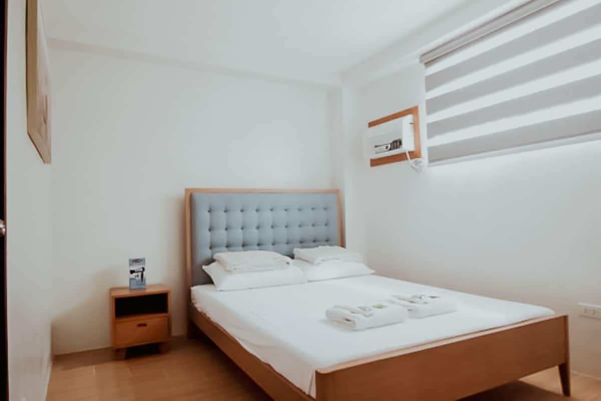 Standard Double Room | Meja, seterika/papan seterika, Wi-fi percuma