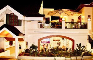 Fachada de la propiedad por la tarde o noche