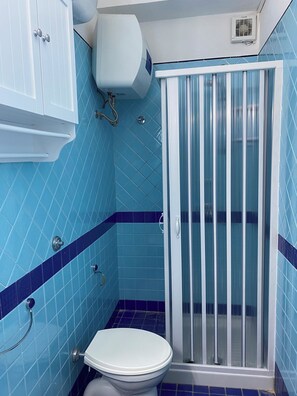 Sèche-cheveux, serviettes fournies