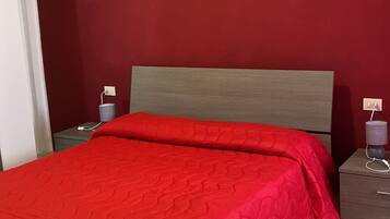 1 habitación, tabla de planchar con plancha, wifi y ropa de cama