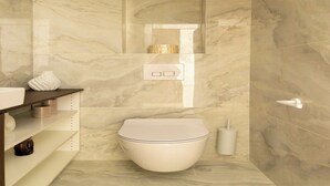 Une salle de bain avec des toilettes, une étagère contenant des articles de toilette, un miroir et un mur en marbre.