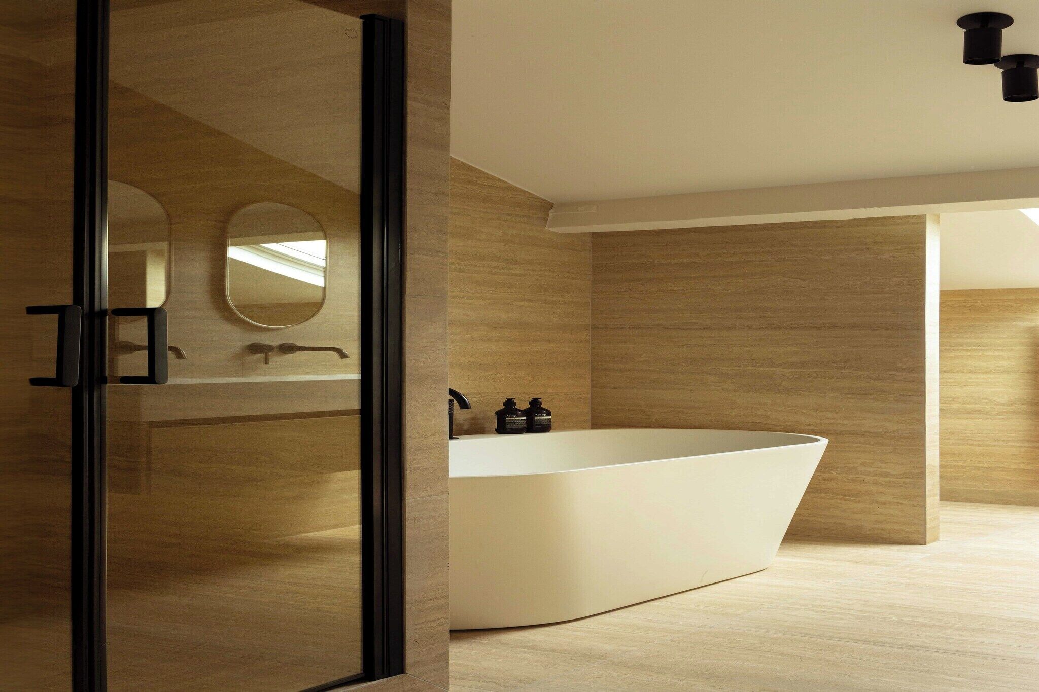 Chuveiro, secador de cabelo, toalhas de banho 