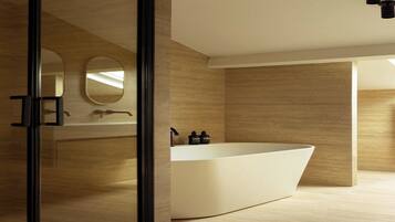 Chuveiro, secador de cabelo, toalhas de banho