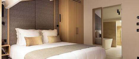 Een bureau, een strijkplank/strijkijzer, gratis wifi, beddengoed