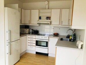 Microwave, oven, stovetop, cookware/dishes/utensils - Cozy family apartment in the city center close to everything. (Randers)