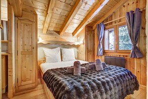 2 bedrooms, travel crib, free WiFi, bed sheets