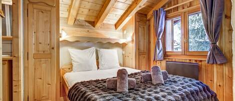 2 bedrooms, travel cot, free WiFi, bed sheets