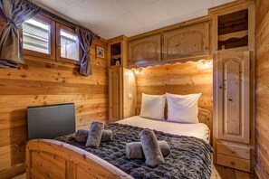 2 bedrooms, travel crib, free WiFi, bed sheets