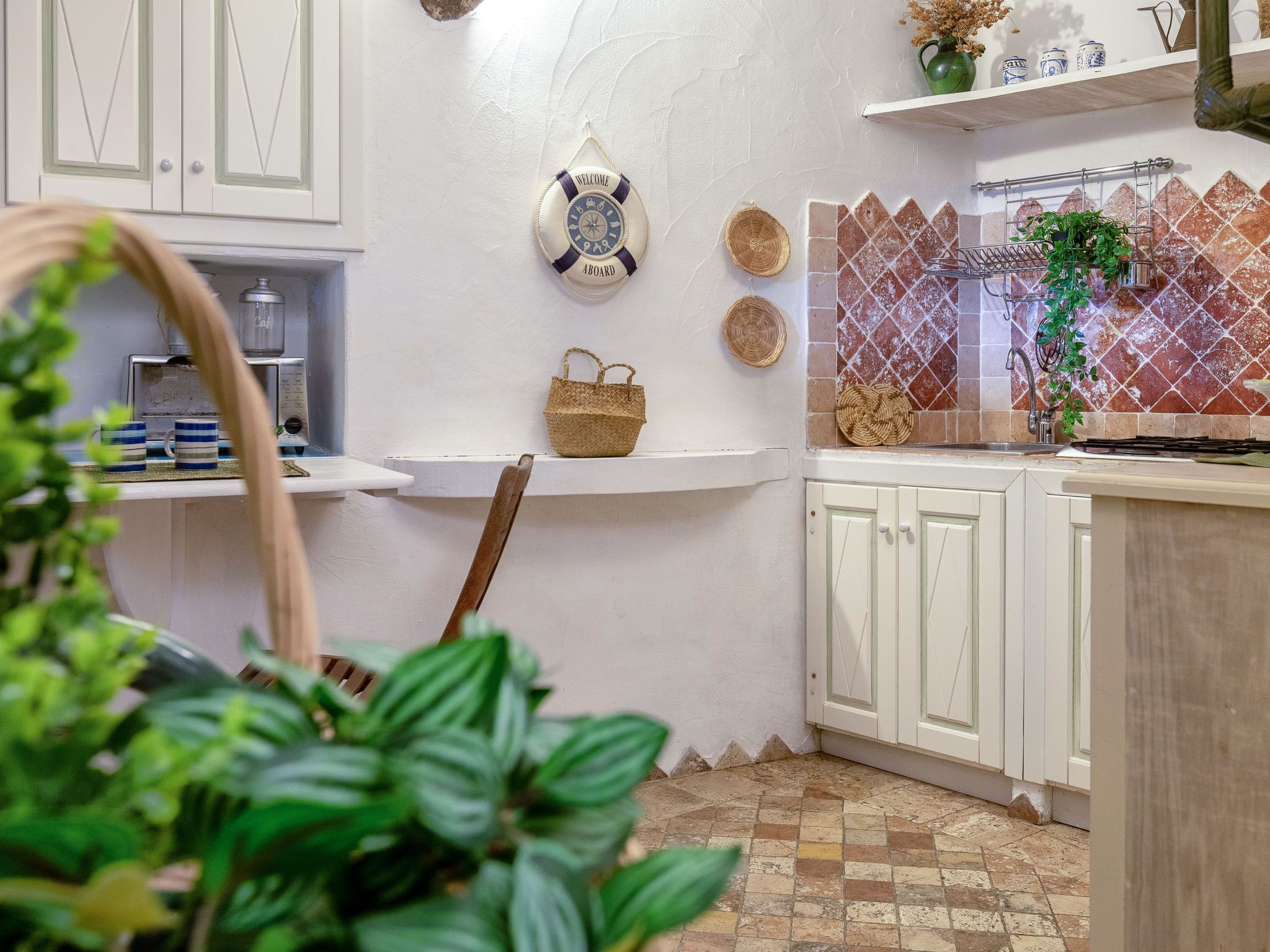 Réfrigérateur, batterie de cuisine, vaisselle et ustensiles