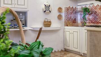 Réfrigérateur, batterie de cuisine, vaisselle et ustensiles