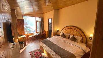 Basic Single Room, Mountain View | Desk, free WiFi