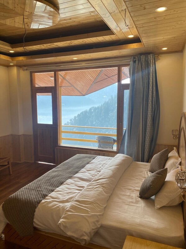 Phòng tiện nghi đơn giản, quang cảnh núi | Bàn, truy cập Internet không dây miễn phí 