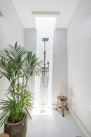 Exclusive Villa | Bathroom | Shower, hair dryer, towels, soap - Villa Meli Canggu (Canggu)