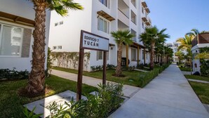 Un edificio moderno con un cartel que dice "EDIFICIO 7 TUCAN".