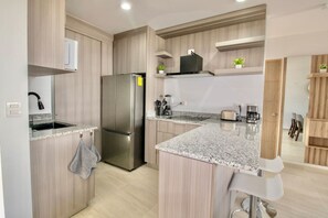 Réfrigérateur, micro-ondes, plaque de cuisson, cafetière/bouilloire