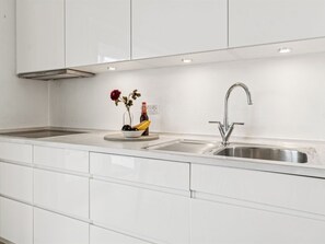 Kühlschrank, Mikrowelle, Geschirrspüler, Kochgeschirr/Geschirr/Besteck