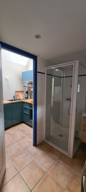 Shower, hair dryer, towels, soap - Quiet house with private garden close to the sea (Roscoff)