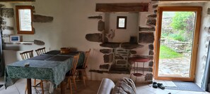 Dining - Quiet house with private garden close to the sea (Roscoff)