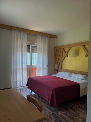 Habitación Deluxe con 1 cama matrimonial o 2 individuales, balcón, vista a la montaña | Caja de seguridad en la habitación, escritorio y wifi gratis 
