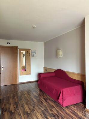 Superior-Vierbettzimmer, Balkon, Bergblick | Zimmersafe, Schreibtisch, kostenloses WLAN, Bettwäsche
