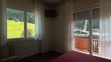 Deluxe driepersoonskamer, balkon, uitzicht op bergen | Een kluis op de kamer, een bureau, gratis wifi, beddengoed