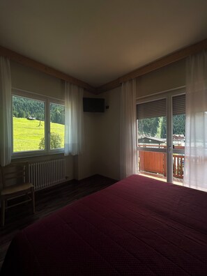 Deluxe-Dreibettzimmer, Balkon, Bergblick