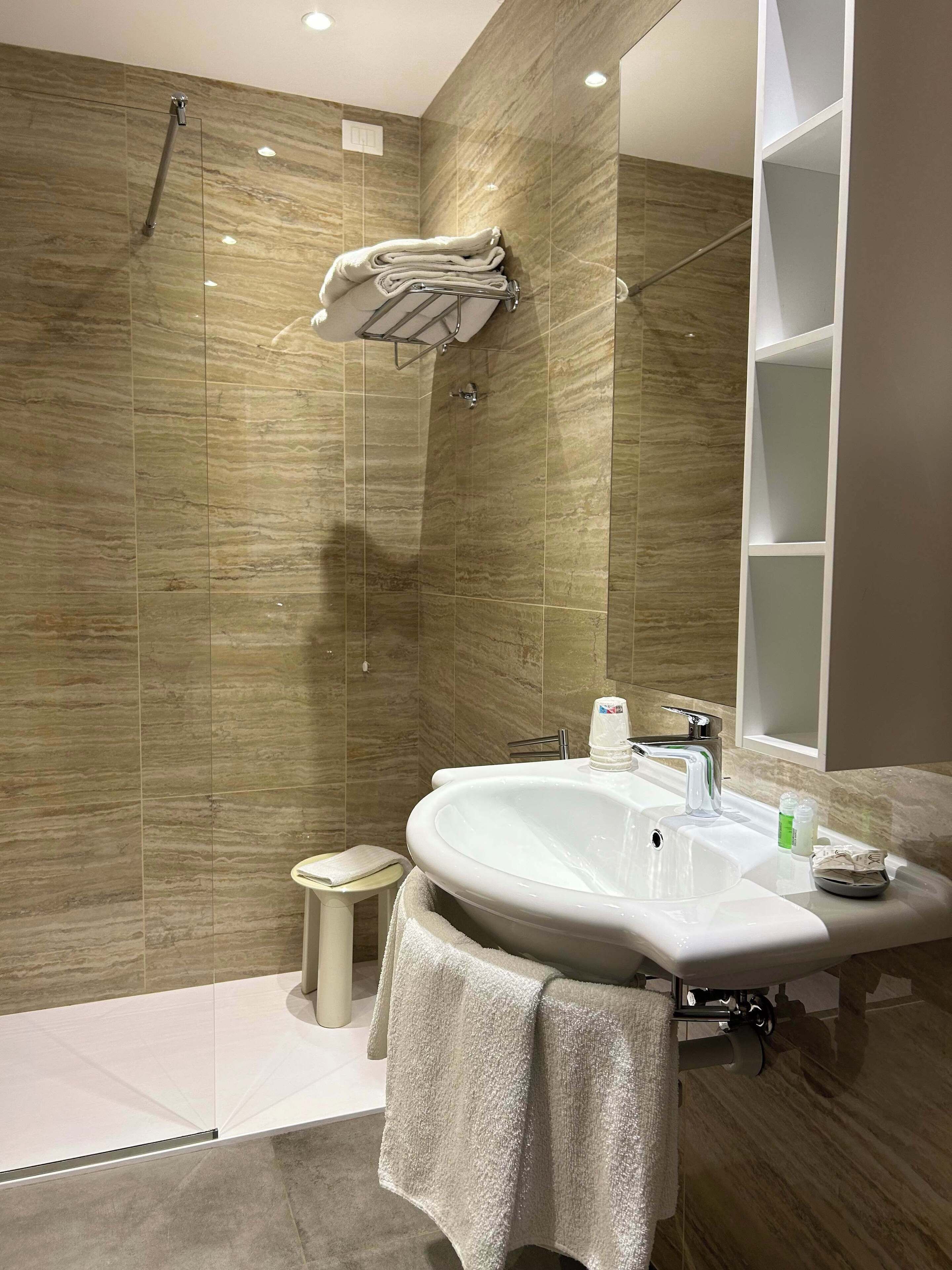 Een douche, een haardroger, handdoeken, zeep