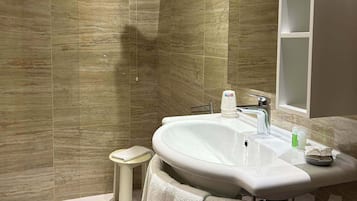 Een douche, een haardroger, handdoeken, zeep