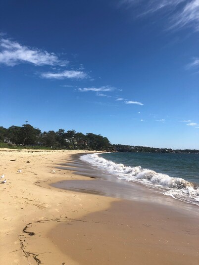 Beautifully renovated 3 bedroom house 40 meters from Hordens Beach Bundeena