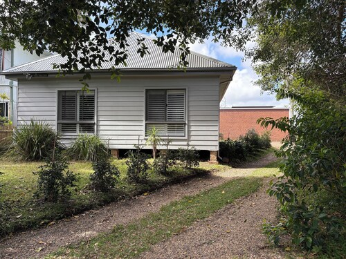 Beautifully renovated 3 bedroom house 40 meters from Hordens Beach Bundeena