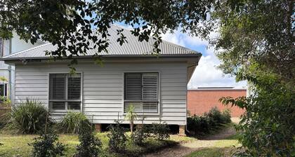 Beautifully renovated 3 bedroom house 40 meters from Hordens Beach Bundeena
