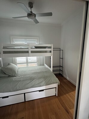 3 bedrooms, iron/ironing board, WiFi, bed sheets