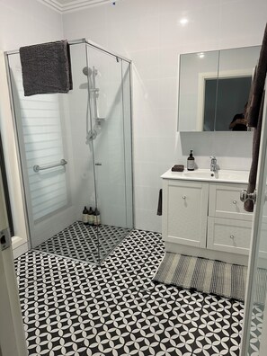 Dusche, Haartrockner, Handtücher, Seife