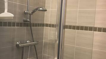 Dusche, Haartrockner, Handtücher, Toilettenpapier