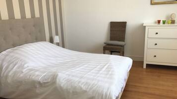 4 makuuhuonetta, silitysrauta/-lauta, vuodevaatteet